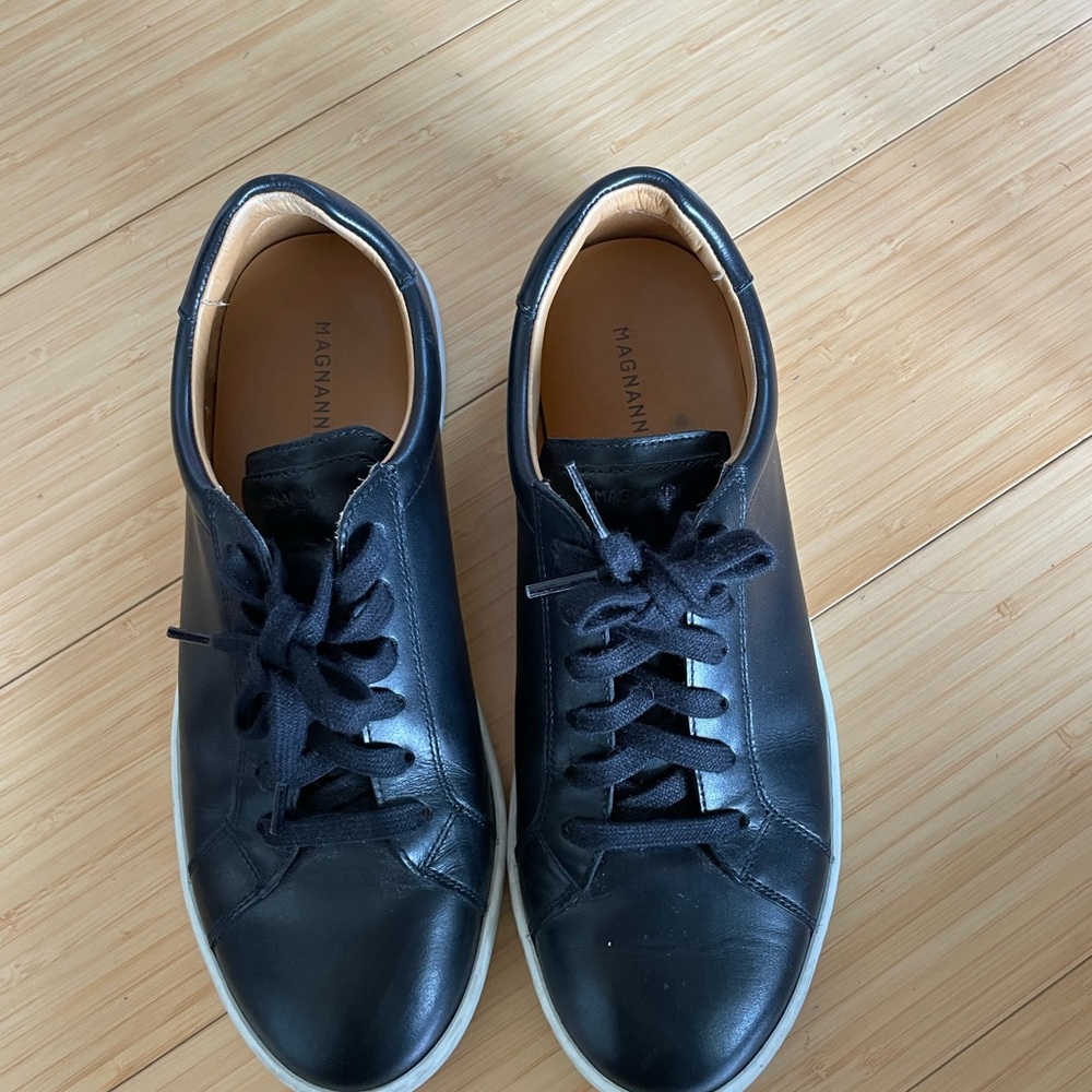 Magnanni Black Leather Sneakers with Minimalist Design